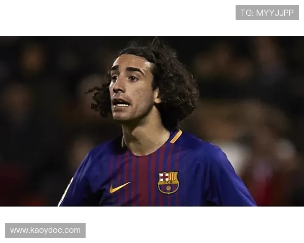 库库雷利亚驾车玩手机被拍或遭英足总调查面临处罚风险 库库雷利亚驾车玩手机被拍或遭英足总调查面临处罚风险